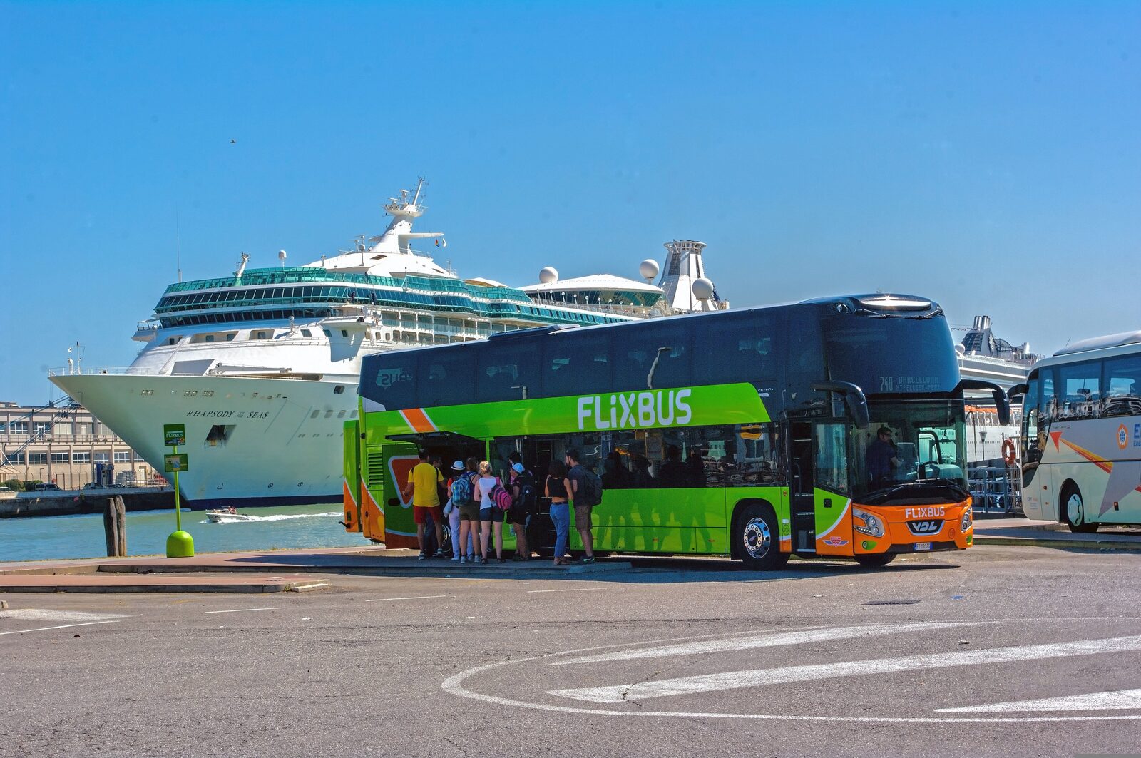 Vom Nischenprodukt zum Netz mit tausenden Zielen: Der Fernbus hat das Reisen in Europa billiger gemacht – und ist dabei erstaunlich klimafreundlich.