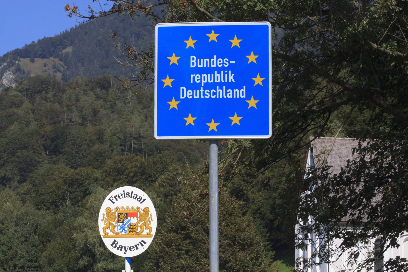 Grenze ohne Schranken: Im Schengen-Raum rollt der Bus einfach durch – nur das Schild verrät den Staatswechsel. An der Schweizer Grenze kann der Zoll aber Waren kontrollieren.