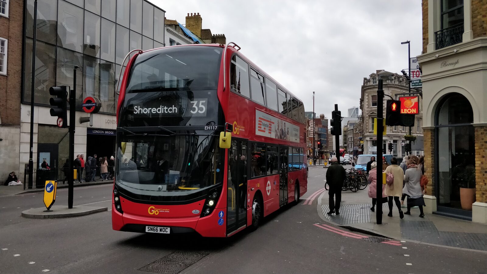 Bereit zur Abfahrt: Ein Reisebus bringt bis zu 60 Menschen ans Ziel – in der Simulation übernimmst du seine Touren durch ganz Europa.
