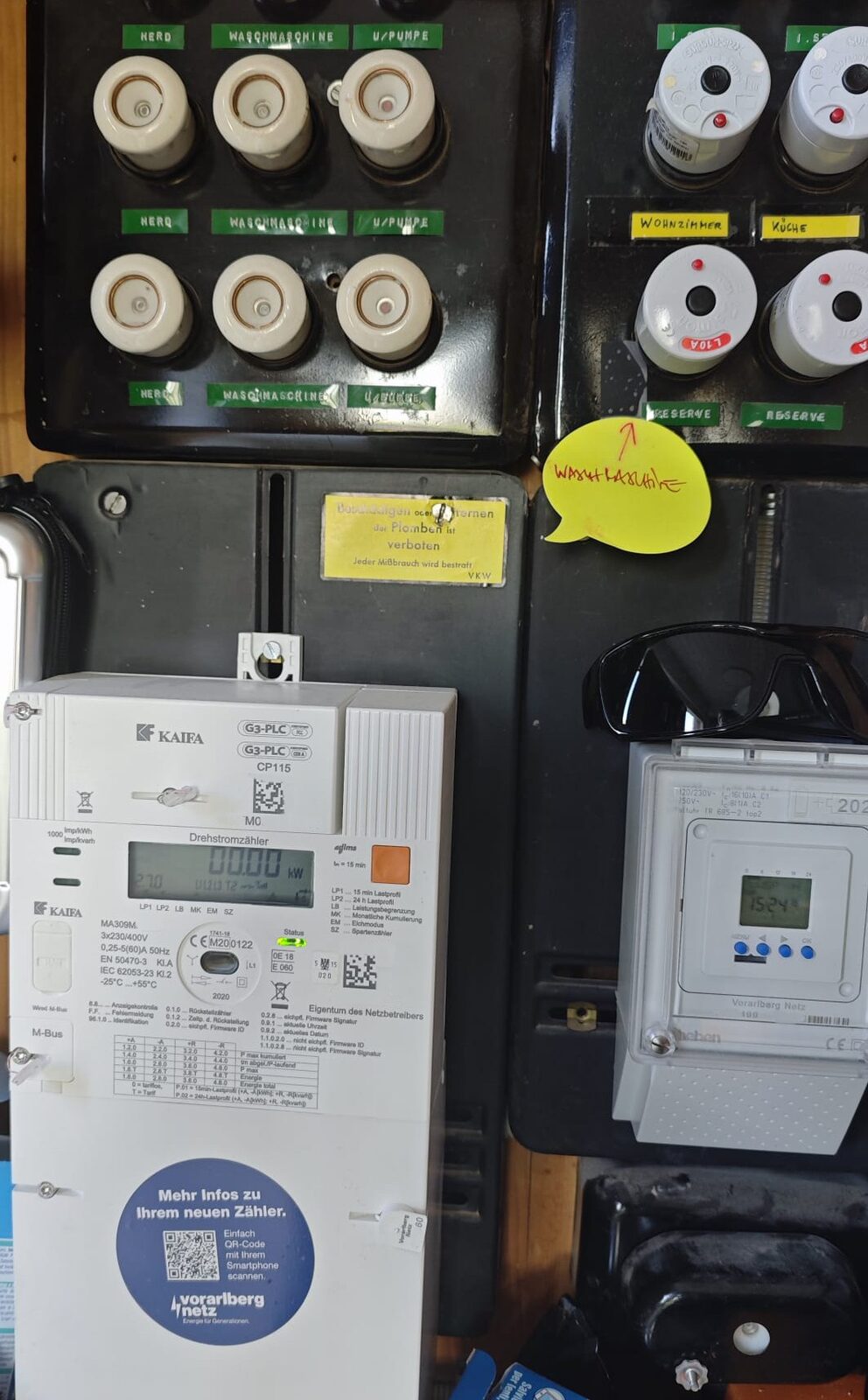 Hier wird das Gleichgewicht gemessen: Der Stromzähler erfasst jede Kilowattstunde, die das Haus aus dem Netz nimmt.