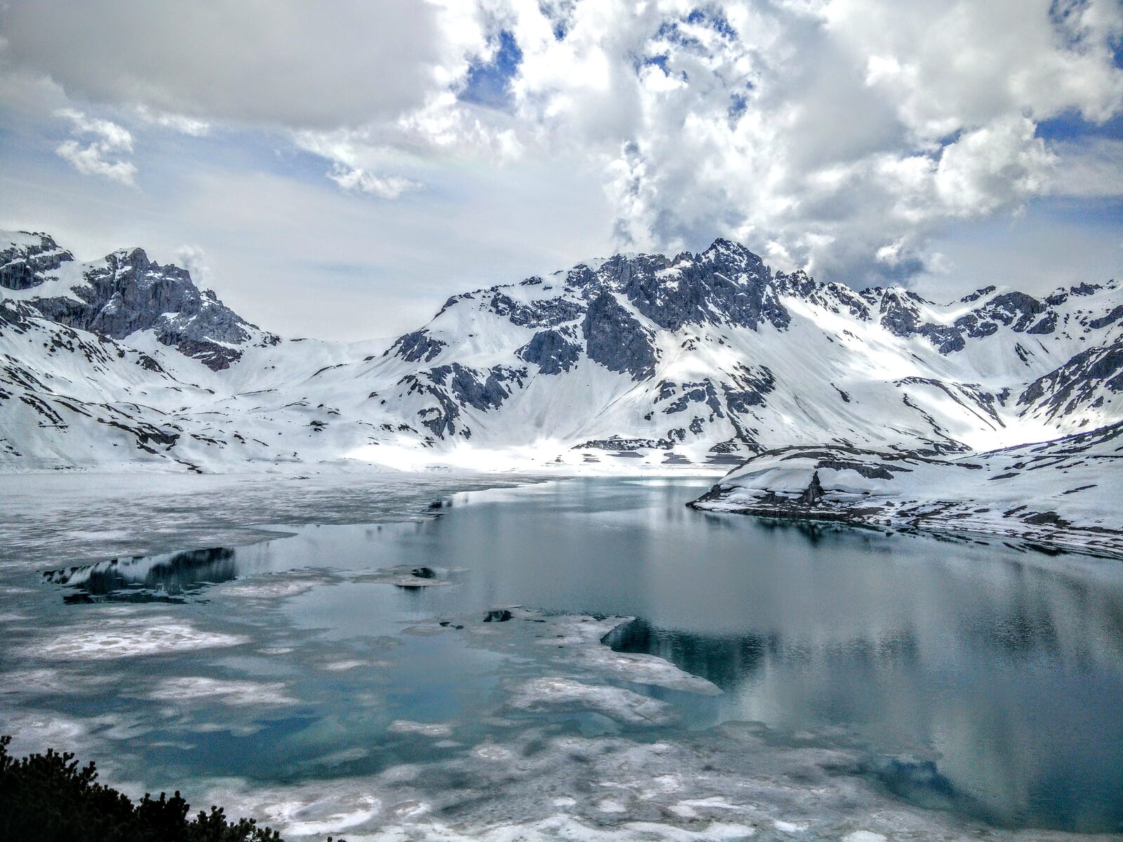 Gespeicherte Energie, sichtbar gemacht: Jeder Kubikmeter Wasser in einem hoch gelegenen Stausee kann unten im Tal wieder zu Strom werden. Silvretta-Hochalpenstraße.
