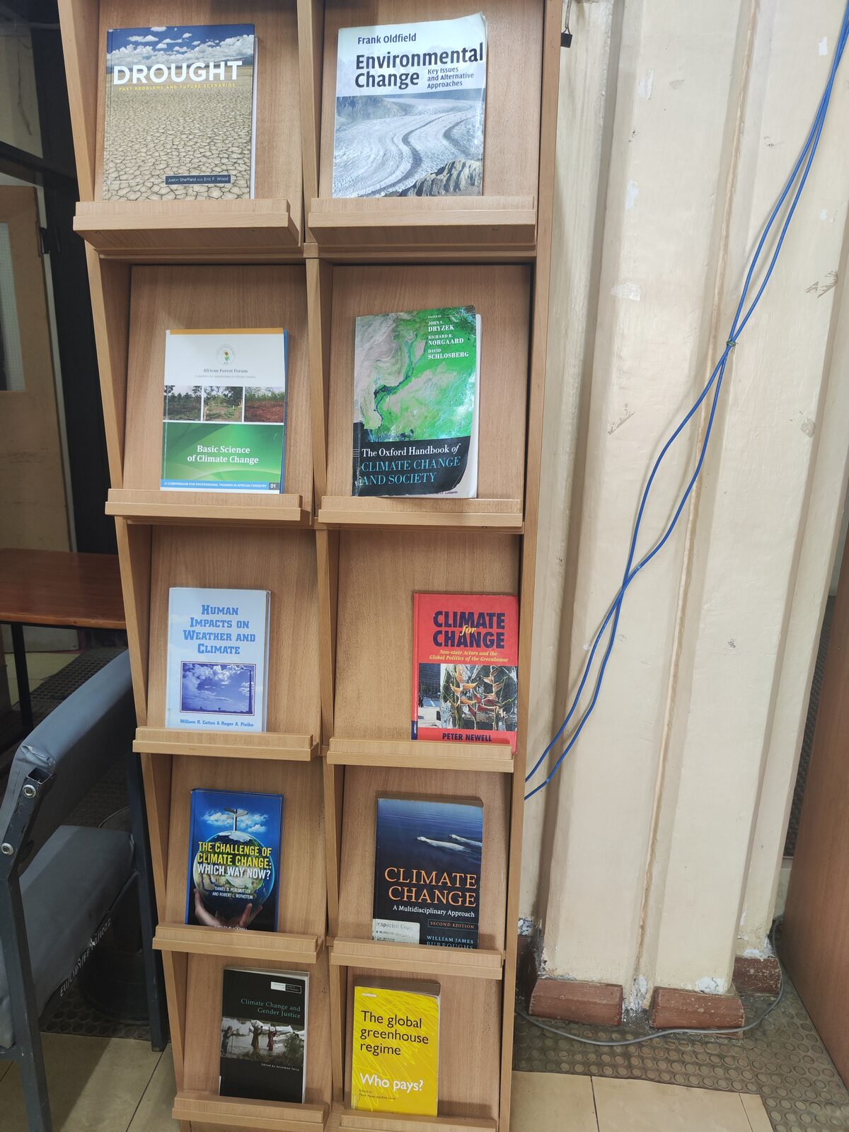 Eingang der Universitätsbibliothek (Egerton University, Kenia): Gleich im ersten Regal stehen die Bücher über den Klimawandel – das Thema ist hier Alltag.