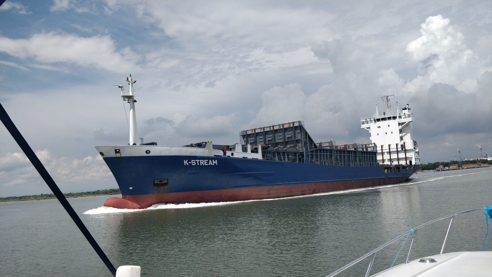 Ein Containerschiff trägt Hunderte Container auf einmal – langsam, aber pro Ware am billigsten und klimafreundlichsten.