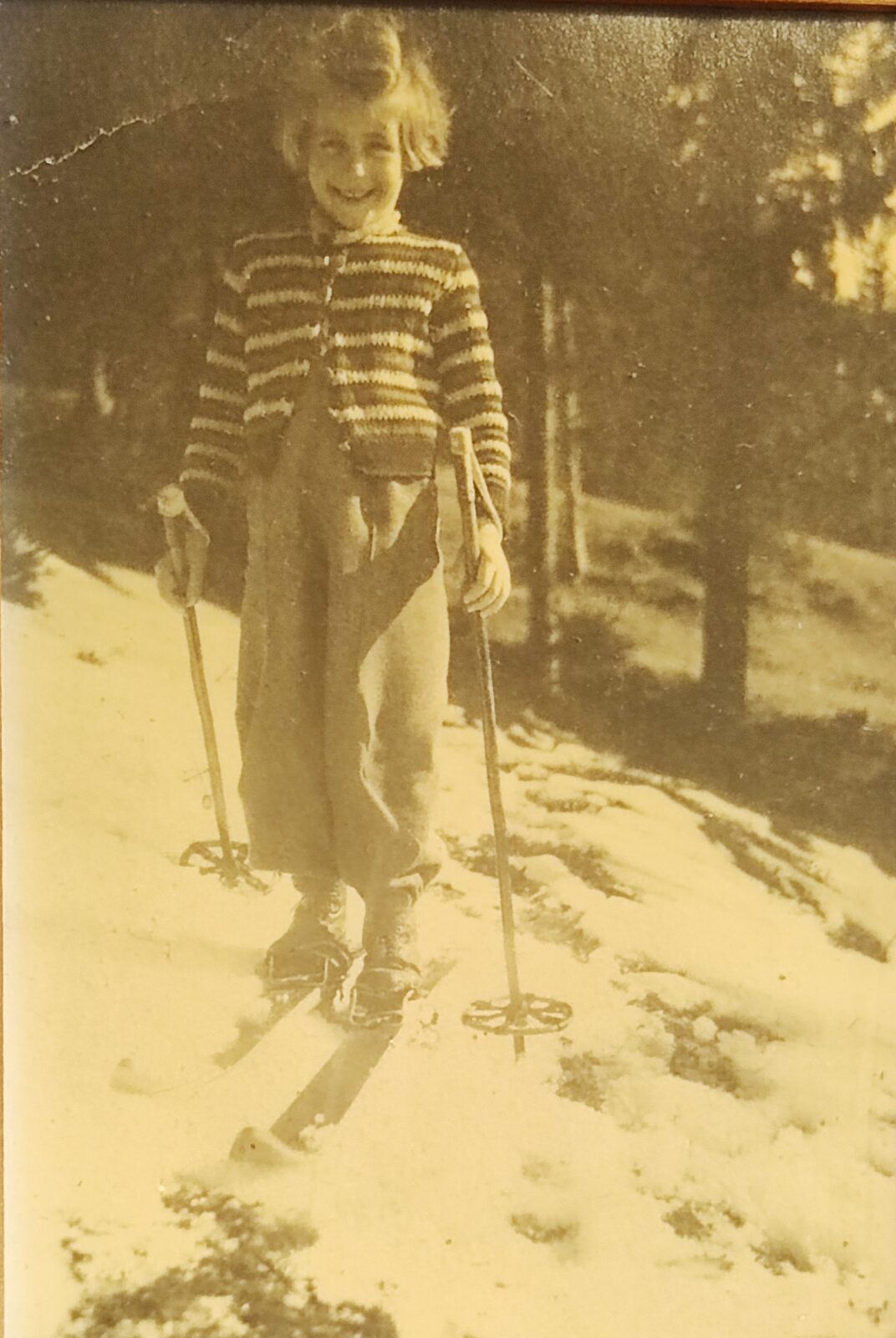 So fing alles an: Skifahrerin in Dornbirn, 1948 – Jahrzehnte bevor aus dem Wintersport ein eigener Wirtschaftszweig wurde. (Privatarchiv)