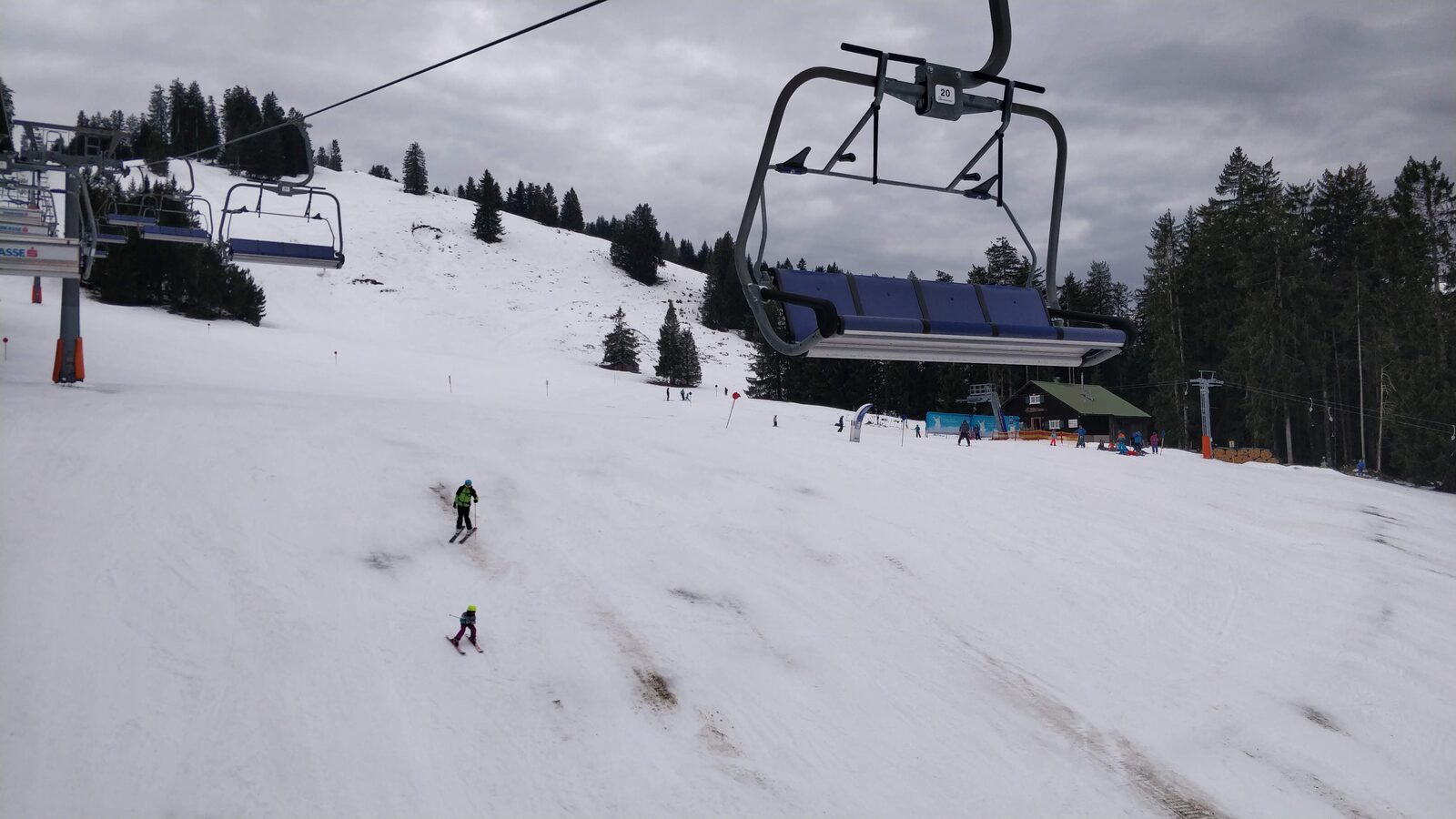 Anfang Februar – und der Hang ist fast aper: Ohne Beschneiung keine Piste. Bödele bei Schwarzenberg (Vorarlberg, 1.140 m), 1. Februar 2020.