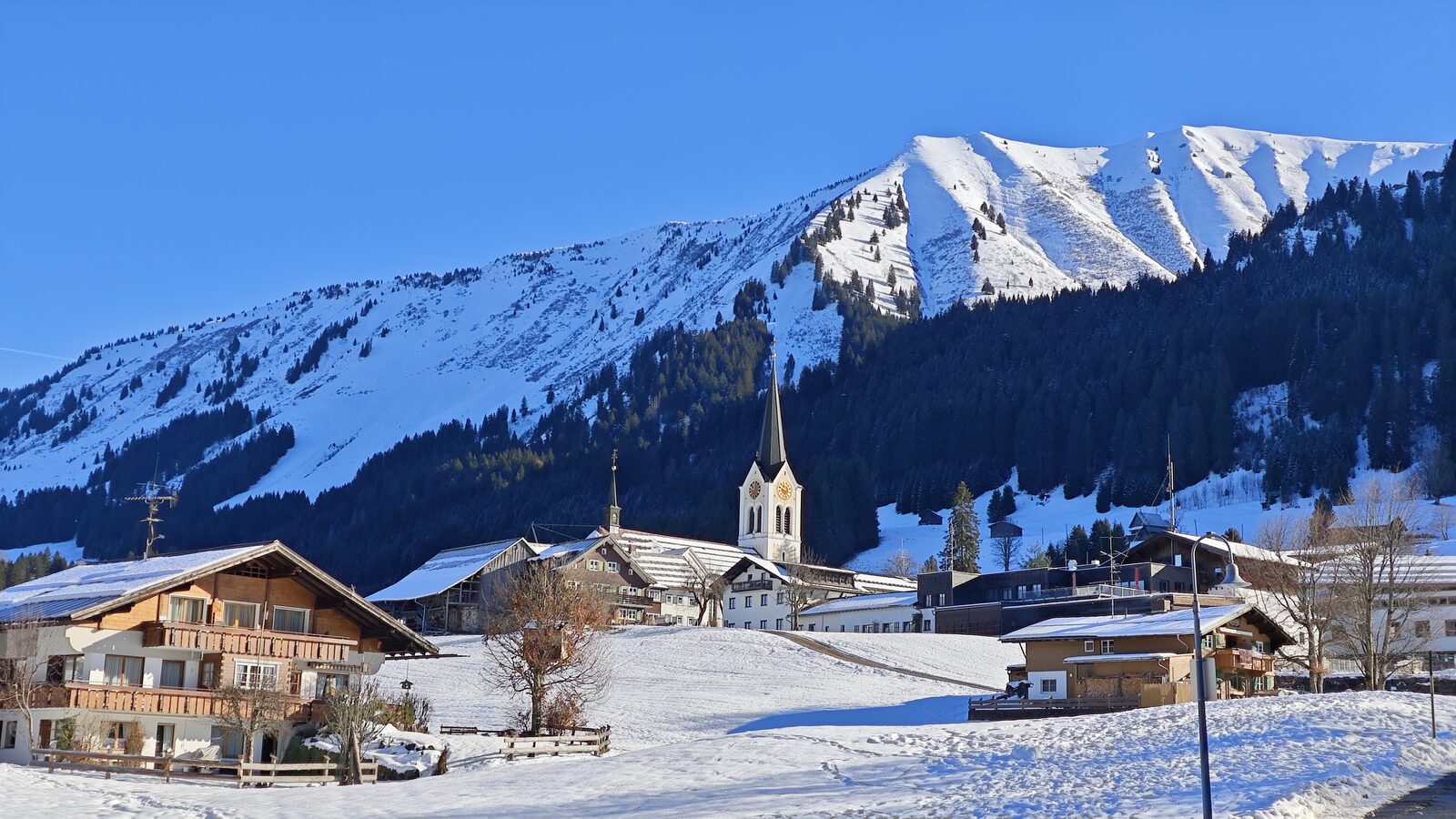 Ein Alpental: Naturraum, Lebensraum – und Wirtschaftsraum. Warth am Arlberg (Vorarlberg), Dezember 2025.