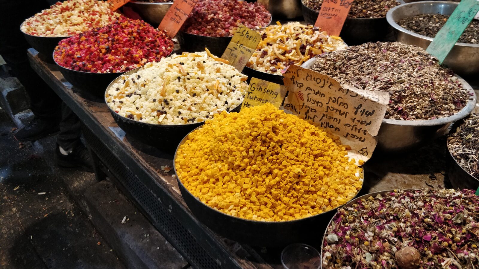 Gewürze auf einem Basar in Jerusalem: Kurkuma, Pfeffer und getrocknete Blüten. Viele Gewürze wachsen nur in den warmen Tropen und reisen weit zu uns – Zimt aus Sri Lanka, Pfeffer aus Vietnam, Vanille aus Madagaskar.